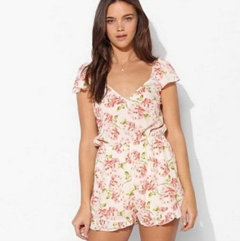 1504 * Pins & Needles Urban Outfitters Floral Romper Off White Coral Size XS